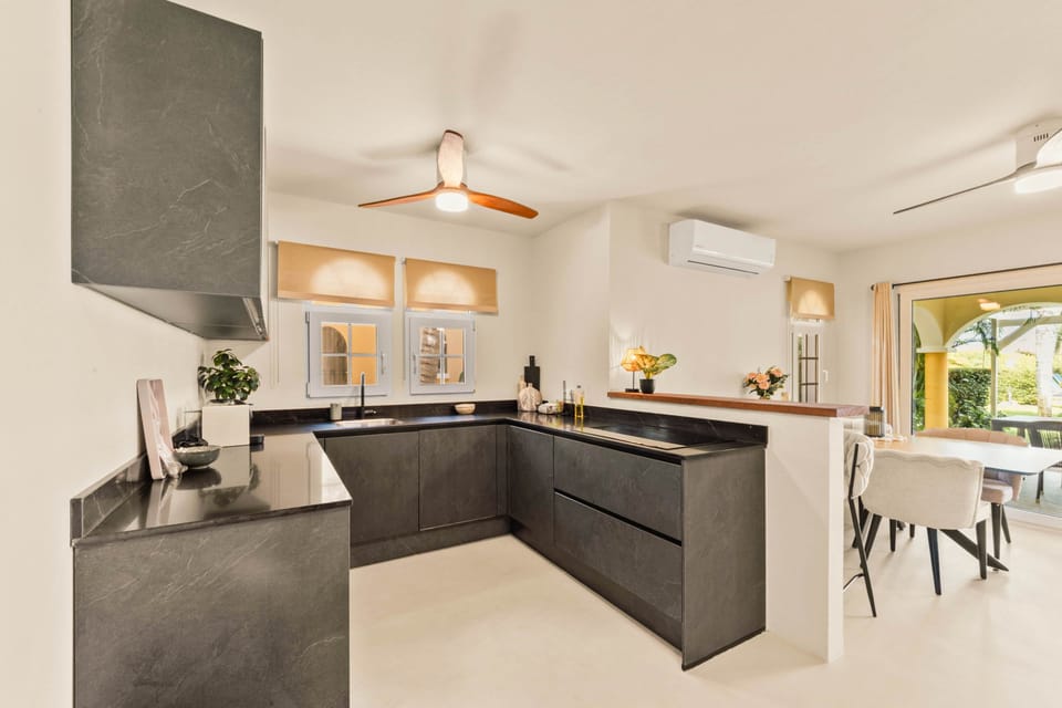 Moderne keuken van alle gemakken voorzien