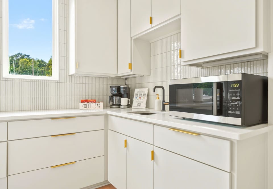 Designed with both beauty and functionality in mind, the kitchen offers everything needed for everything from quick breakfasts to large family dinners.