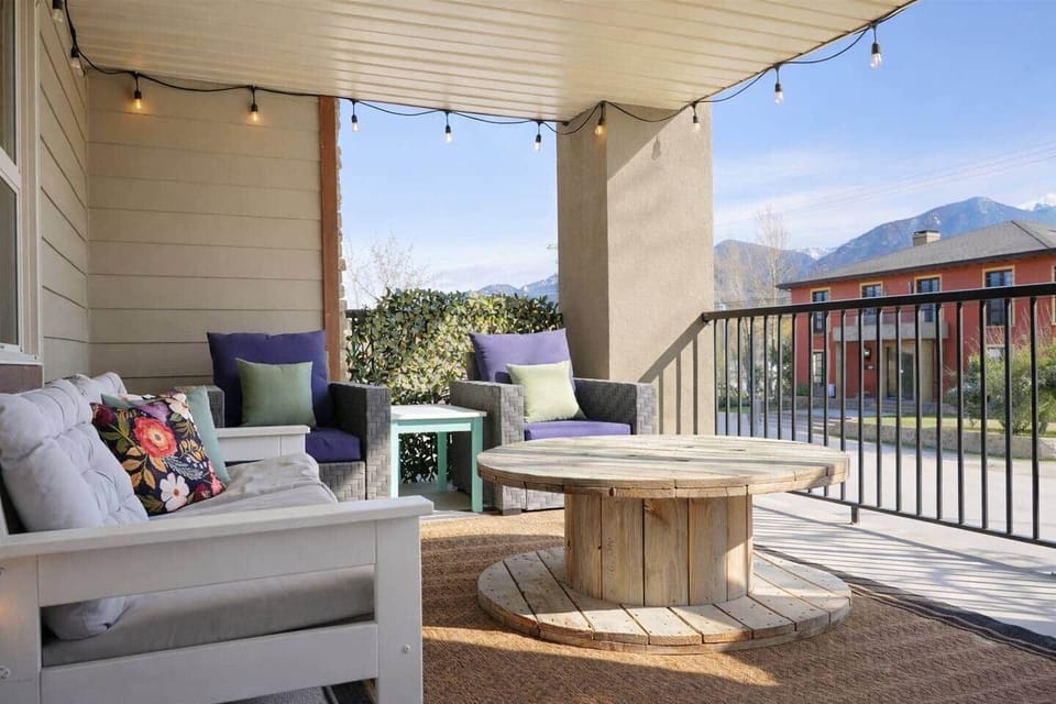 Large Balcony w/Propane BBQ