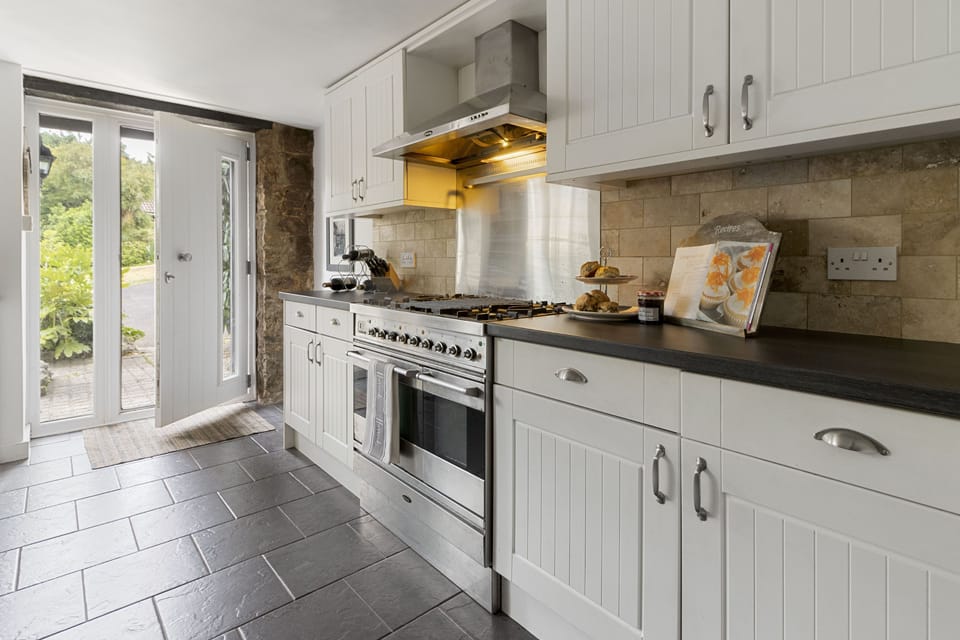 Apple Orchard Barn: Beautifully presented kitchen with all the essentials needed to prepare meals