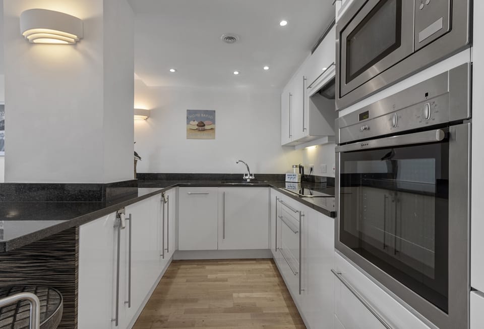 Harbour Lights Apartment, Torquay. Fuly-equipped kitchen with integrated appliances