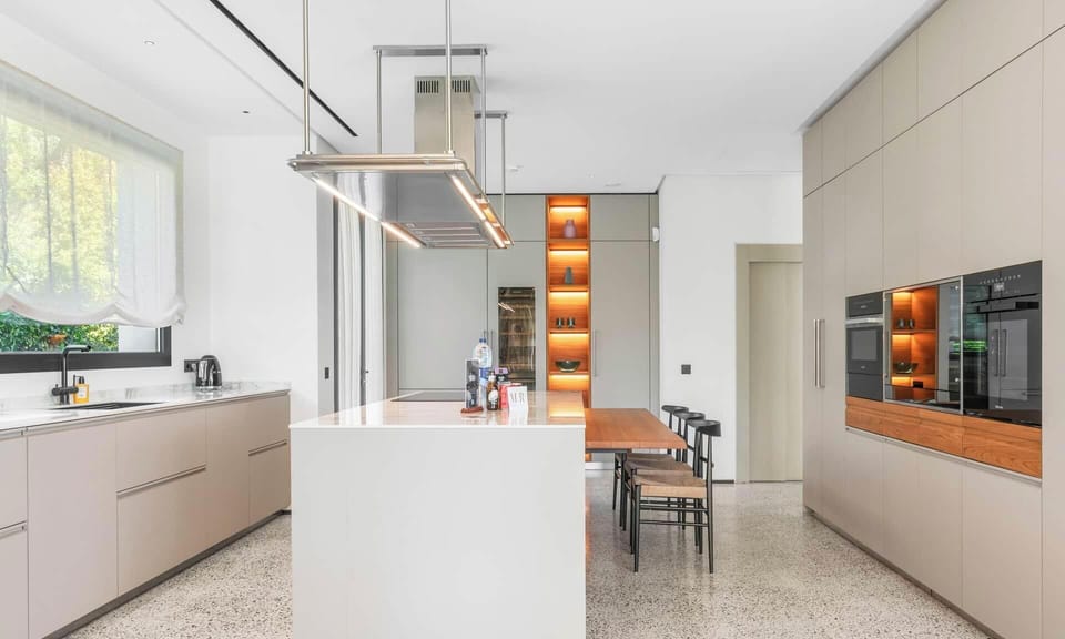 Fully equipped kitchen.