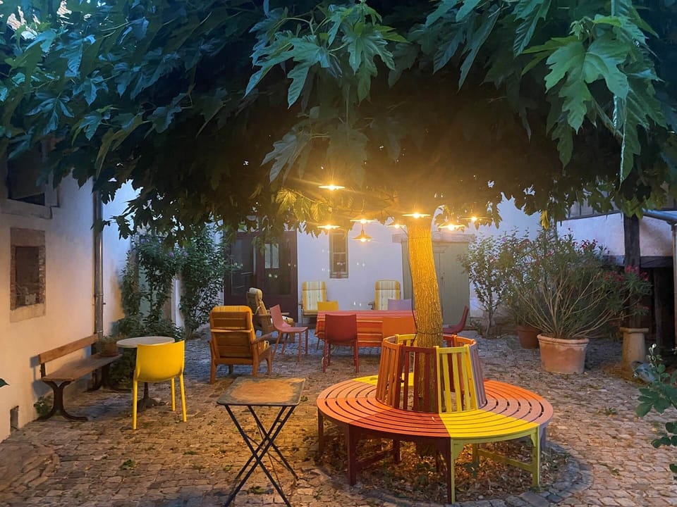 chambre-d'hôte-Etrigny-Lacourquinousrelie-Mûrier-cour commune_courtyard