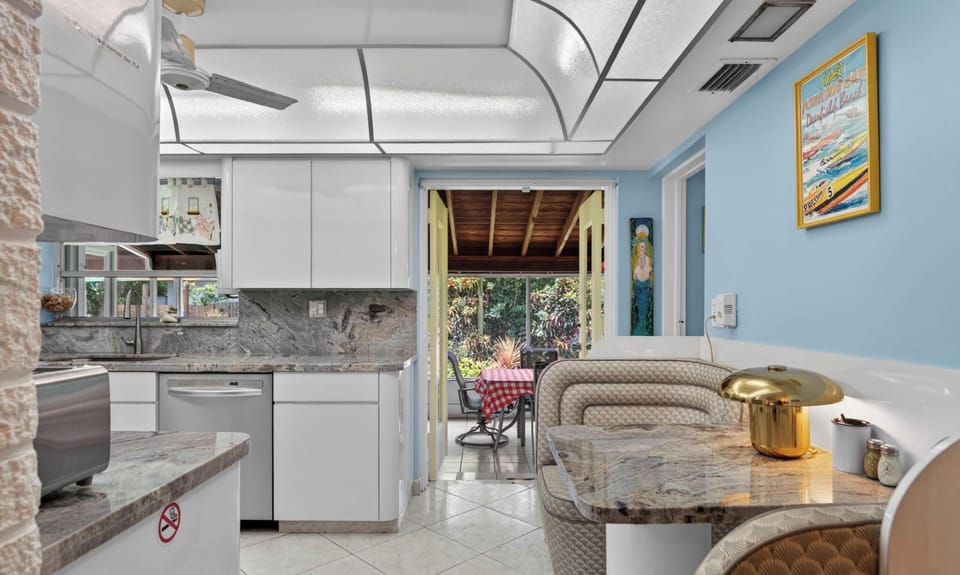 Kitchen: Keurig, auto drip, tea kettle, crock pot, ricecooker airfryer+bakeware.