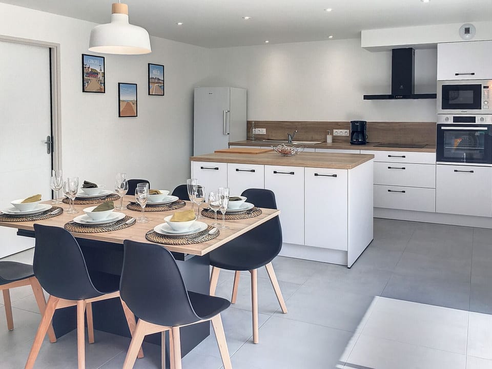 Dining area, open kitchen