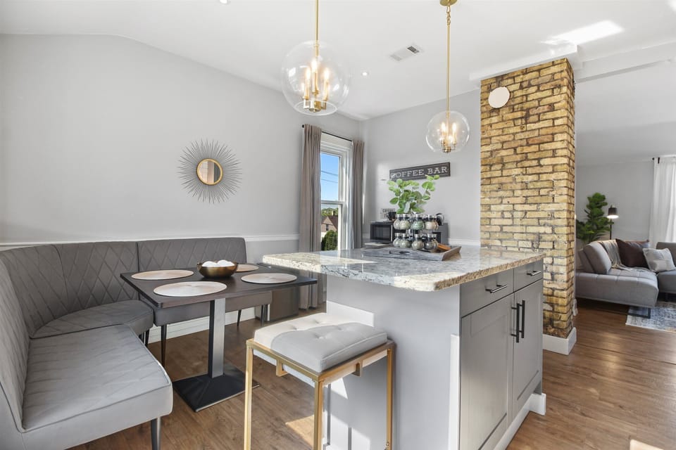 Dining seating