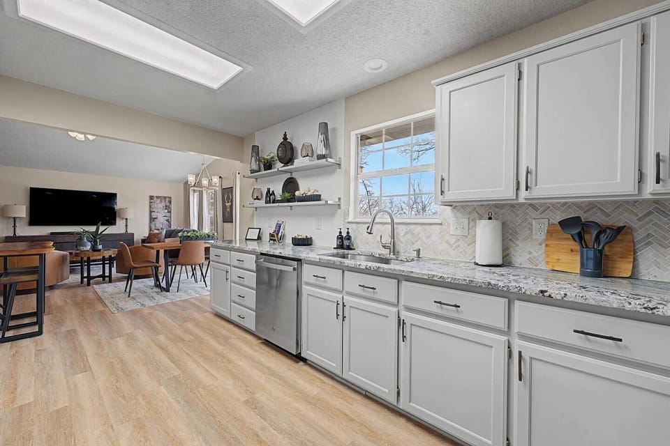 Kitchen and Table that seats 6 people