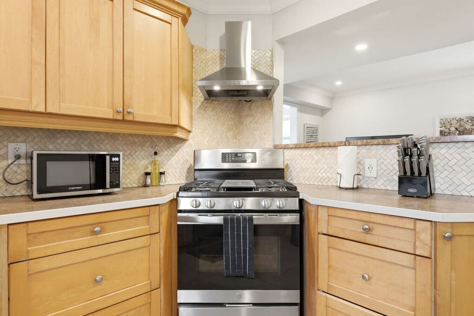 Prepare your favorite meals with ease in this bright and fully equipped kitchen. With modern appliances and plenty of counter space, it offers everything you need to feel right at home while crafting a delicious feast.