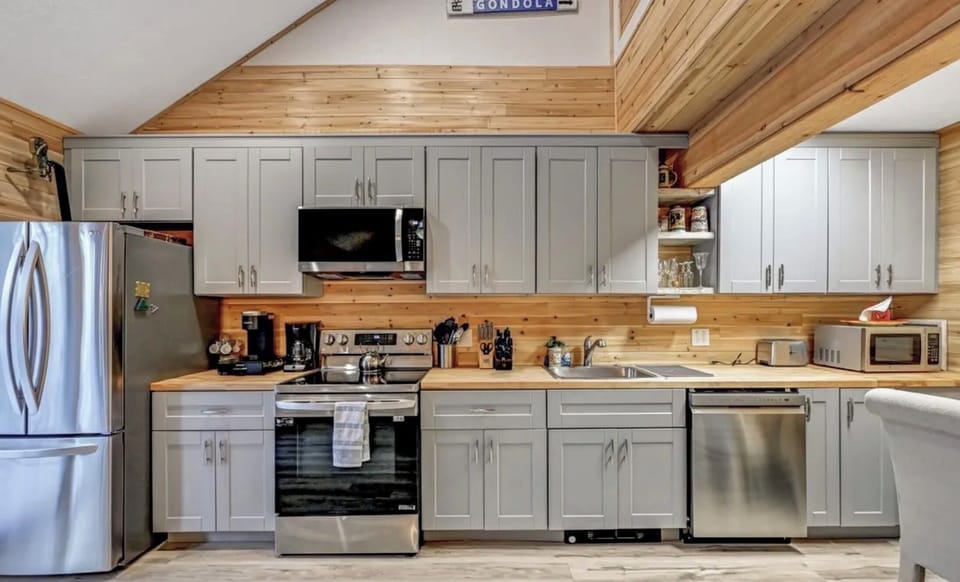 All New Stainless Steel Appliances and Fully Equipped Kitchen