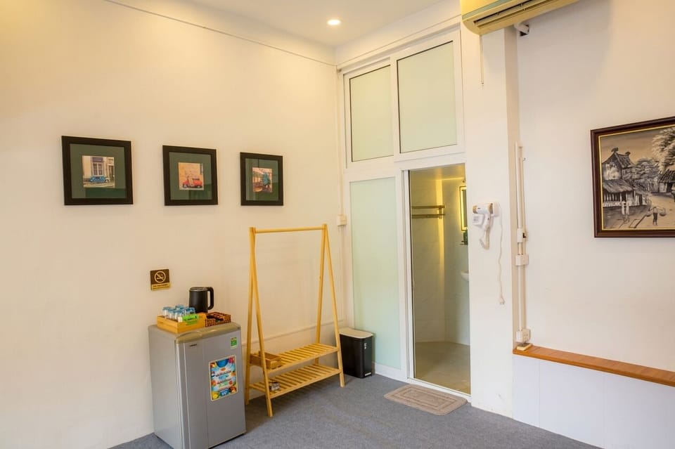 Entry area with storage and hanging space for your stay