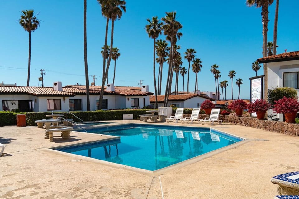 Beautiful Swimming Pool & BBQ Area