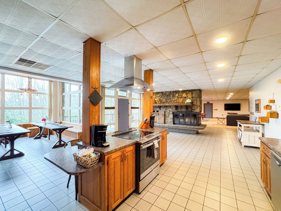 Fully stocked Kitchen in an open space. Pleas not there is no listed fireplace 