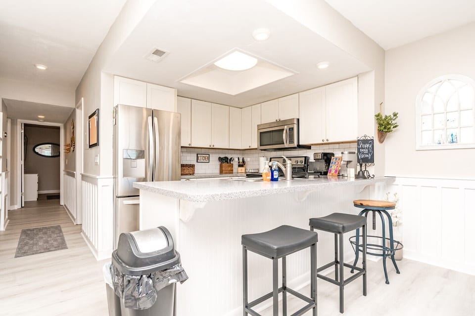 Kitchen with Eat- In Seating