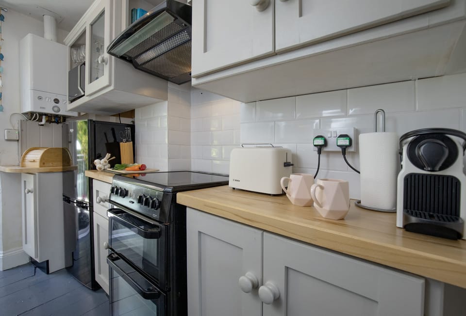 Limpet Cottage, Brixham: Well-equipped kitchen with modern appliances