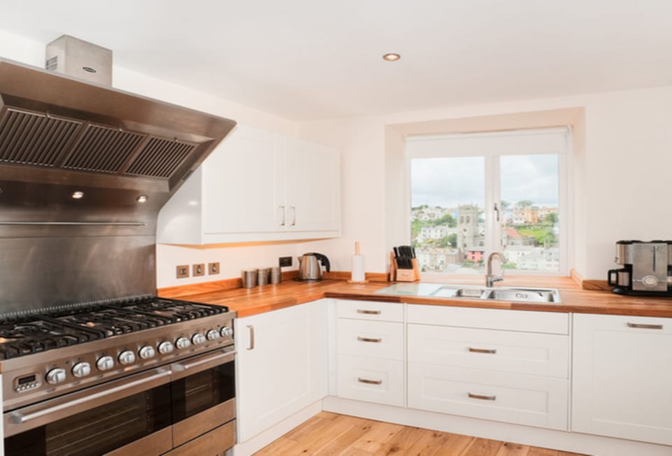 Upper Anzac, Brixham: A bright and modern kitchen for preparing meals