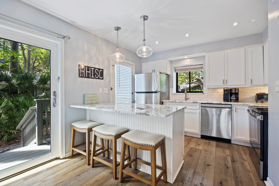 5 Hickory Cove | Stunning renovated kitchen w/ 3 barstool seats - 5 Hickory Cove | Stunning renovated kitchen w/ 3 barstool seats