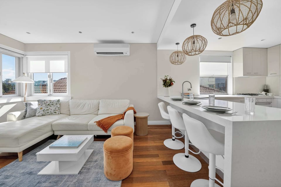 Great size lounge with breakfast bar perfect for entertaining friends or family while cooking in the chefs kitchen. SMART Tv with Foxtel for a quite night in, lovely ocean view of Bondi Beach from the dining area. 