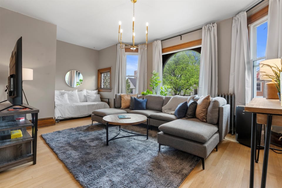 Living room with day bed and trundle