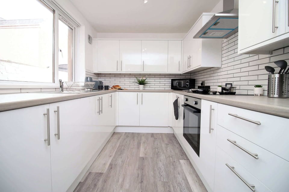 Well-equipped kitchen with everything you should need 