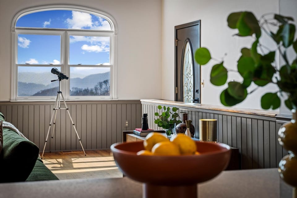 Take in sweeping mountain views by day, then settle in with the telescope as the sky shifts at dusk. A quiet corner to slow down, look closer, and take it all in.