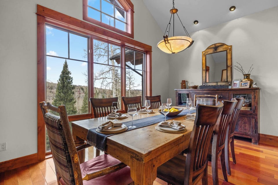 Dining area: 8-person dining table, 4 barstools