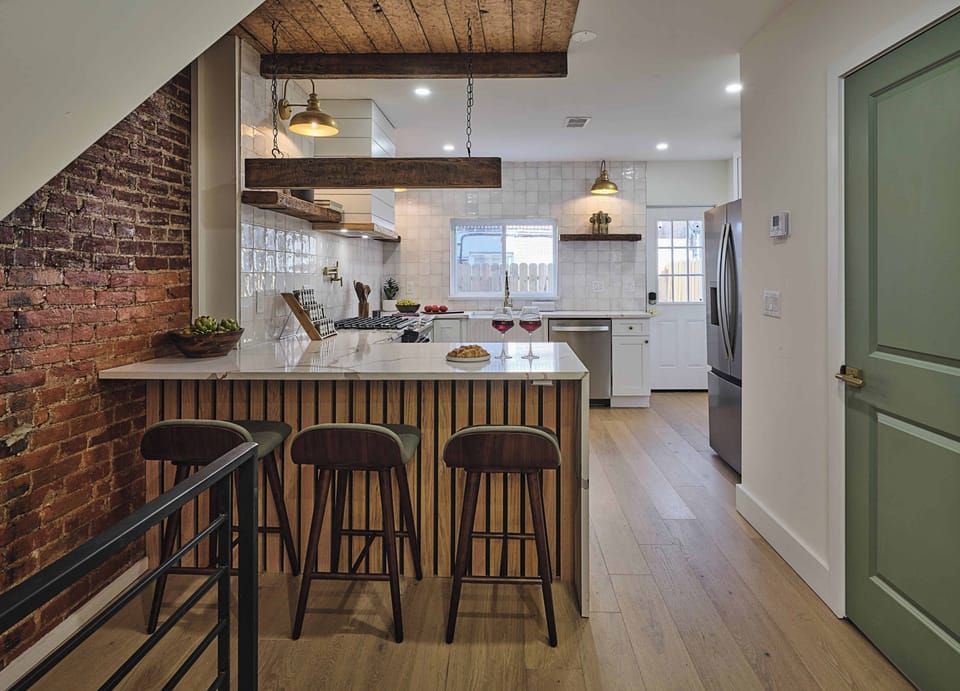An elegant kitchen crafted for comfort and style.
Clean lines and premium fittings create a polished atmosphere.