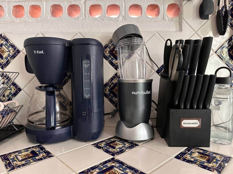 Coffee maker, blender, and full knife set — everything you need for easy mornings, quick meals, and everyday cooking.