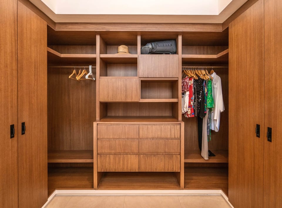 Main Bedroom Walk-in Closet