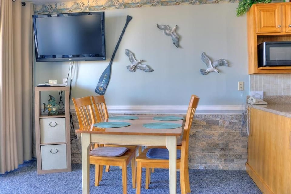 Atlantic Towers 211-large-005-001-Dining Area-1500x1000-72dpi
