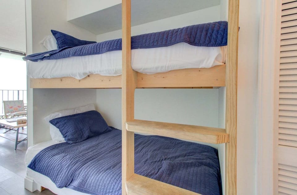 Atlantic Towers 311-print-020-016-Hall Bunks-2048x1345-300dpi