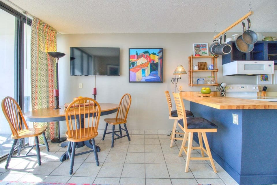 Atlantic Towers 602-print-006-004-Dining RoomKitchen-4200x2805-300dpi