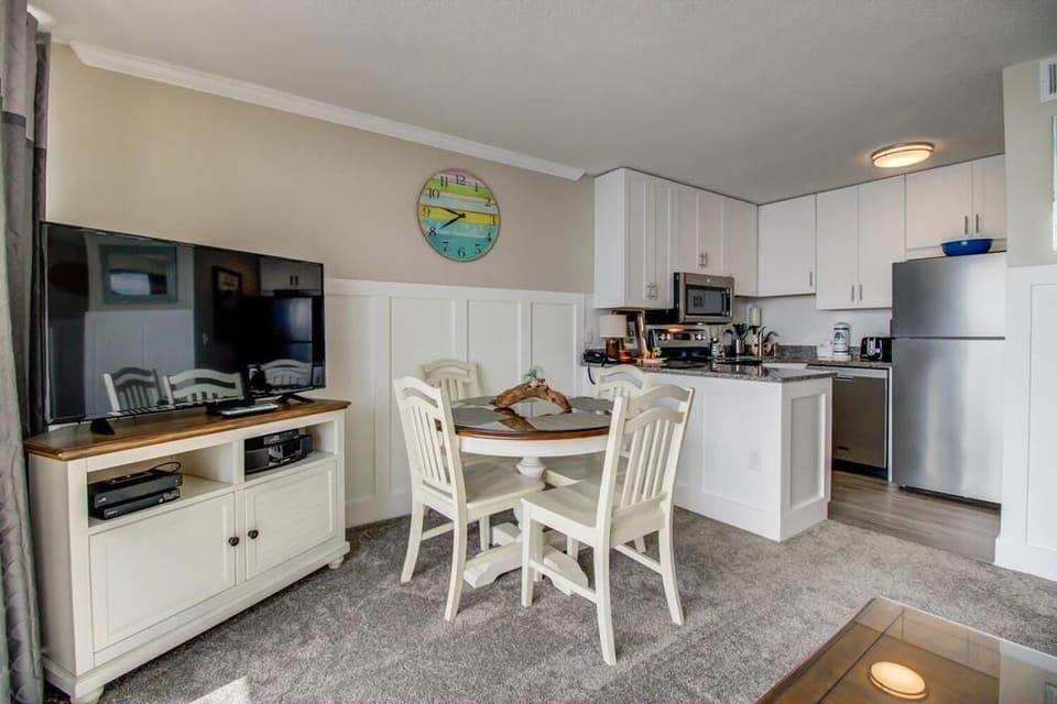 Atlantic Towers 1107-large-006-016-Living Room  Eating Area-1499x1000-72dpi