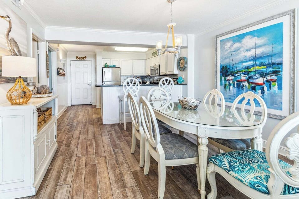 Open Concept Dining Kitchen Area, Plenty of space the entire family can enjoy!