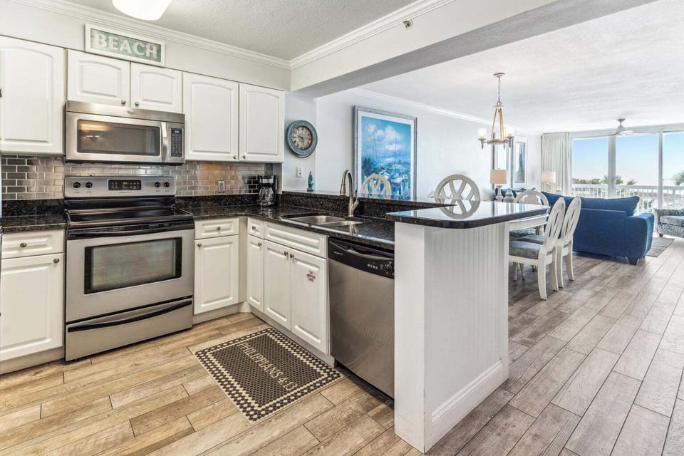 Gorgeous Updated Kitchen, with all the comforts of home, Dishes, Bakeware, Pots 