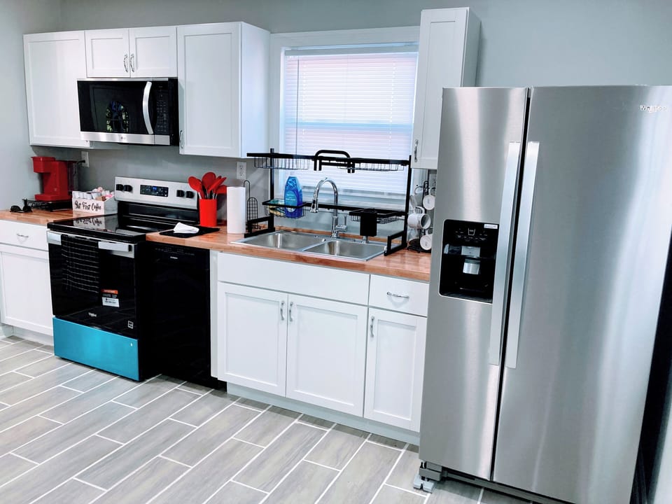 Breadworks & Farmers Market inspired Kitchen with complete amenities