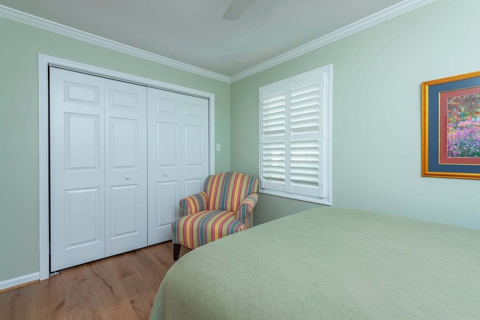 Bedroom with a Queen bed.