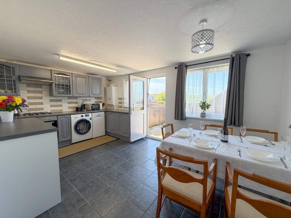 Pleasant View - 3 Bedroom Holiday Home - Pembroke (27918)