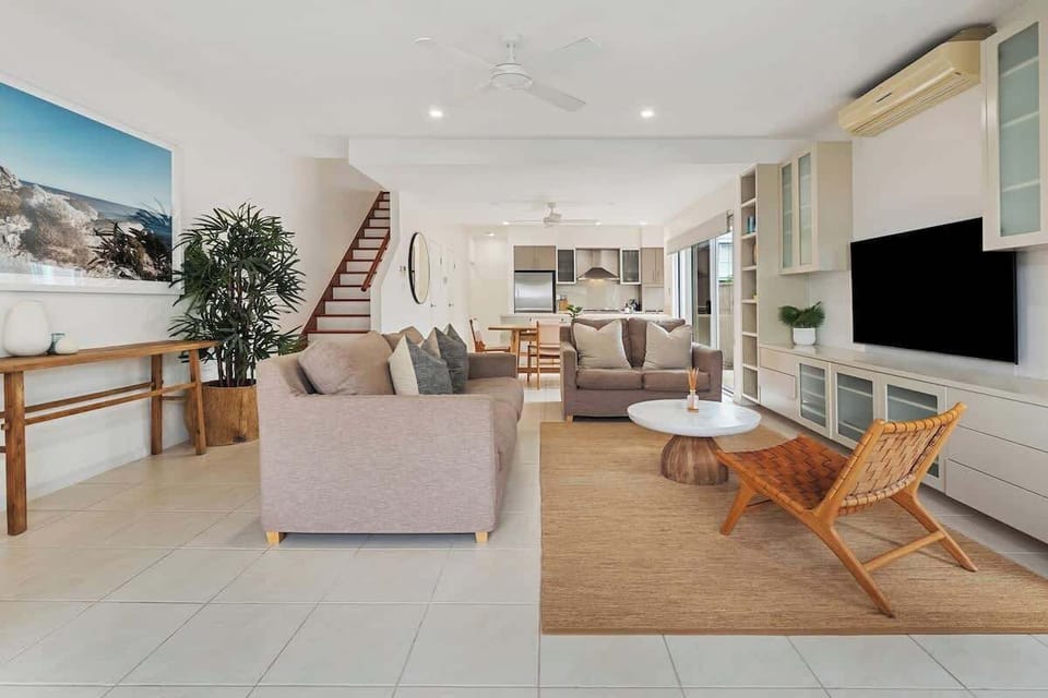 Light, airy, open plan living ideal for holidays. 