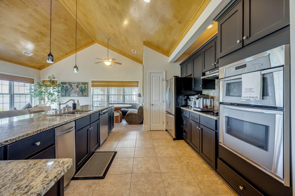 Kitchen | Main Level