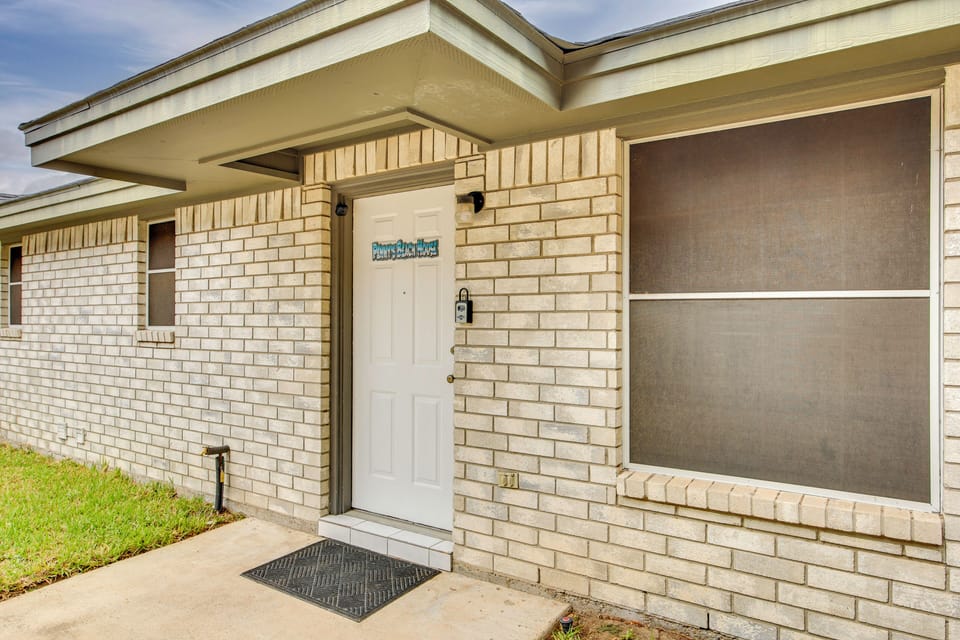Property Exterior | Single-Level Apartment