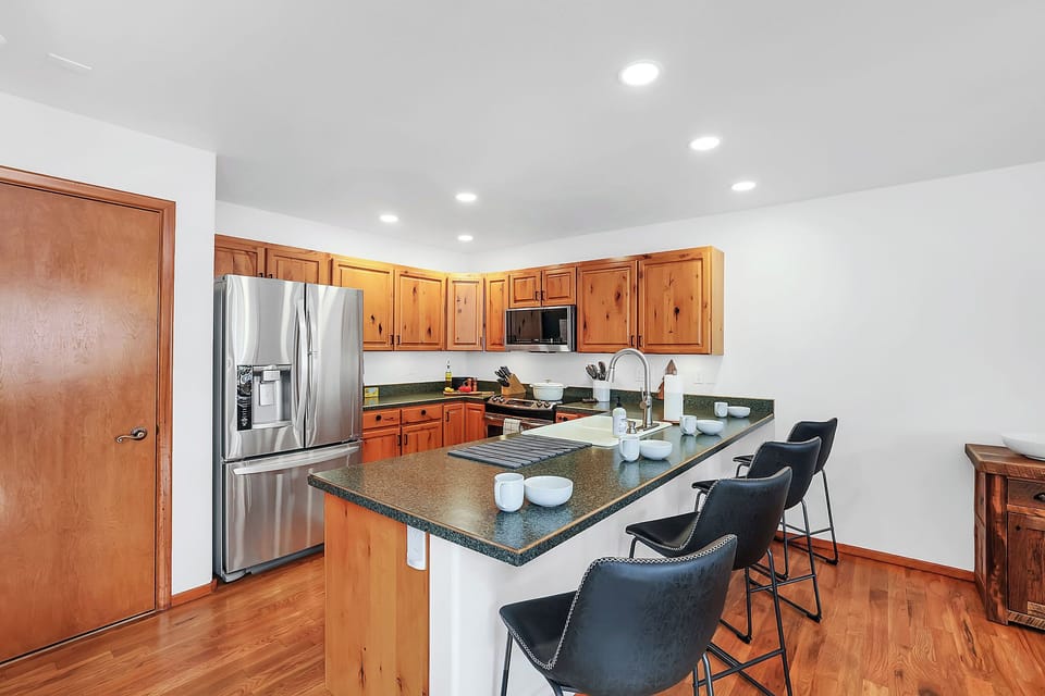 Breakfast bar seats four – perfect for quick pre‑golf breakfasts or post‑ski snacks in McCall.