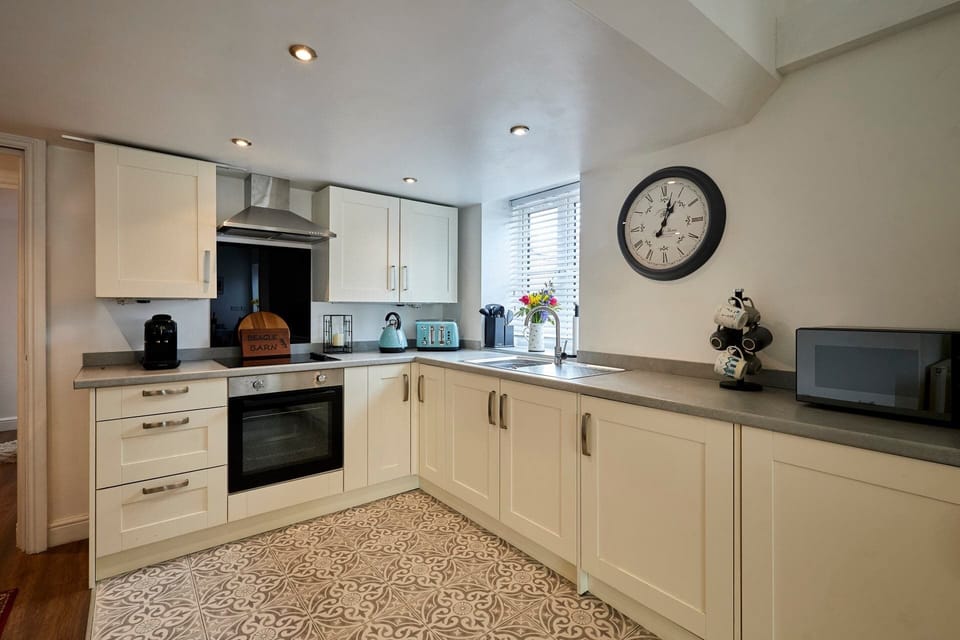 Beagle Barn, Withington - Host & Stay