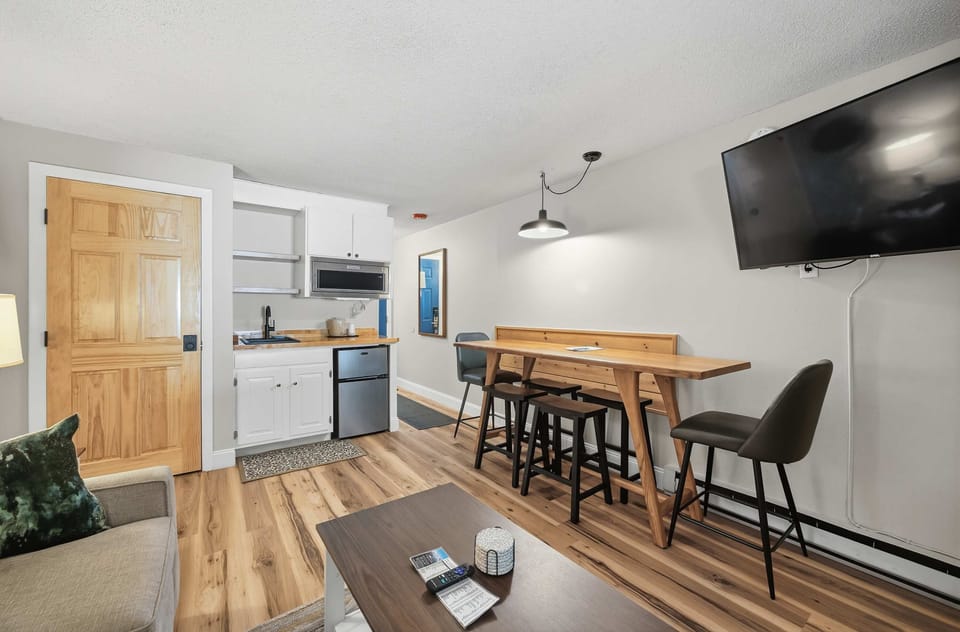 Make mealtime memories together at the dinette table and seating