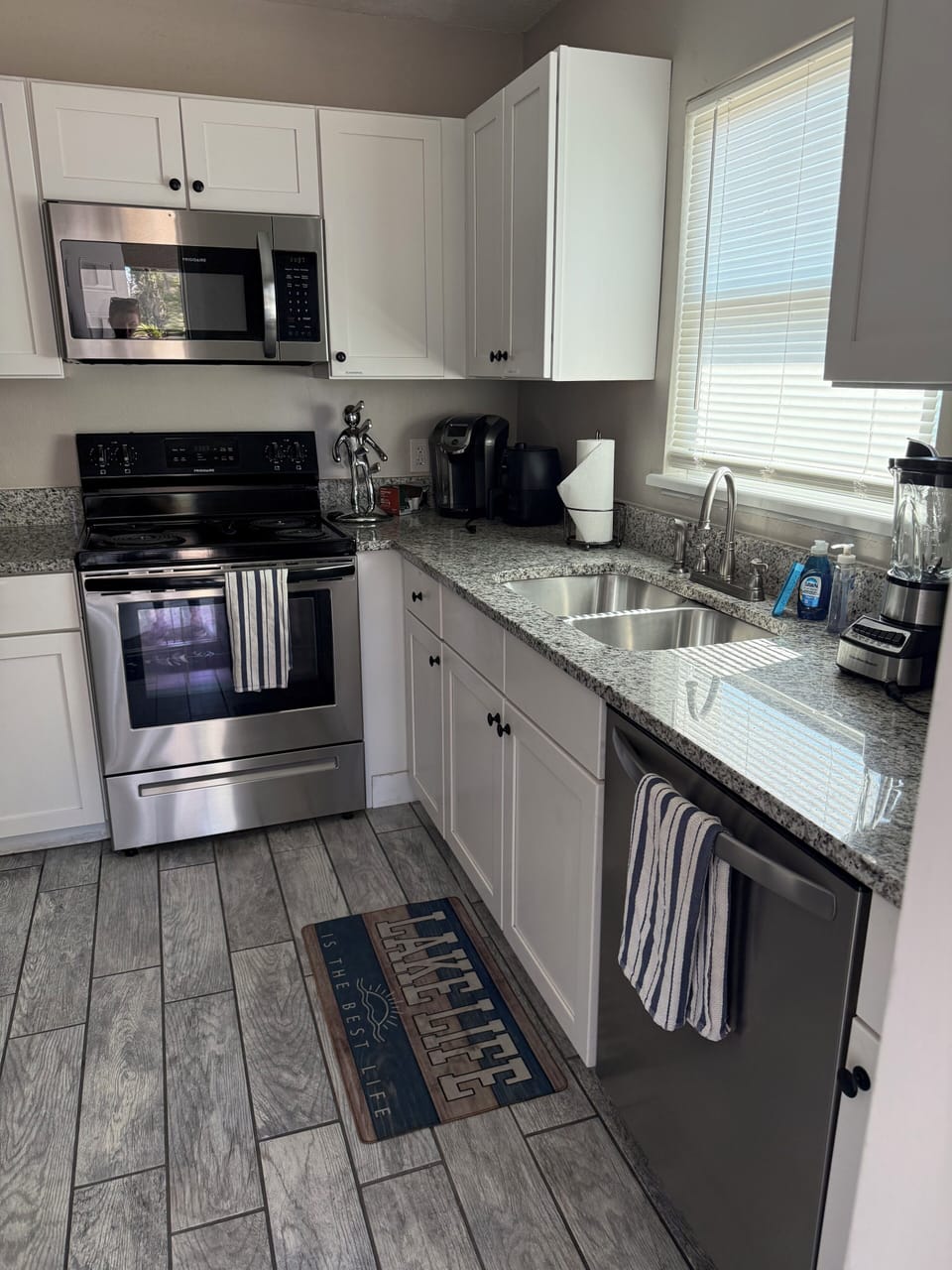 Full, beautiful kitchen