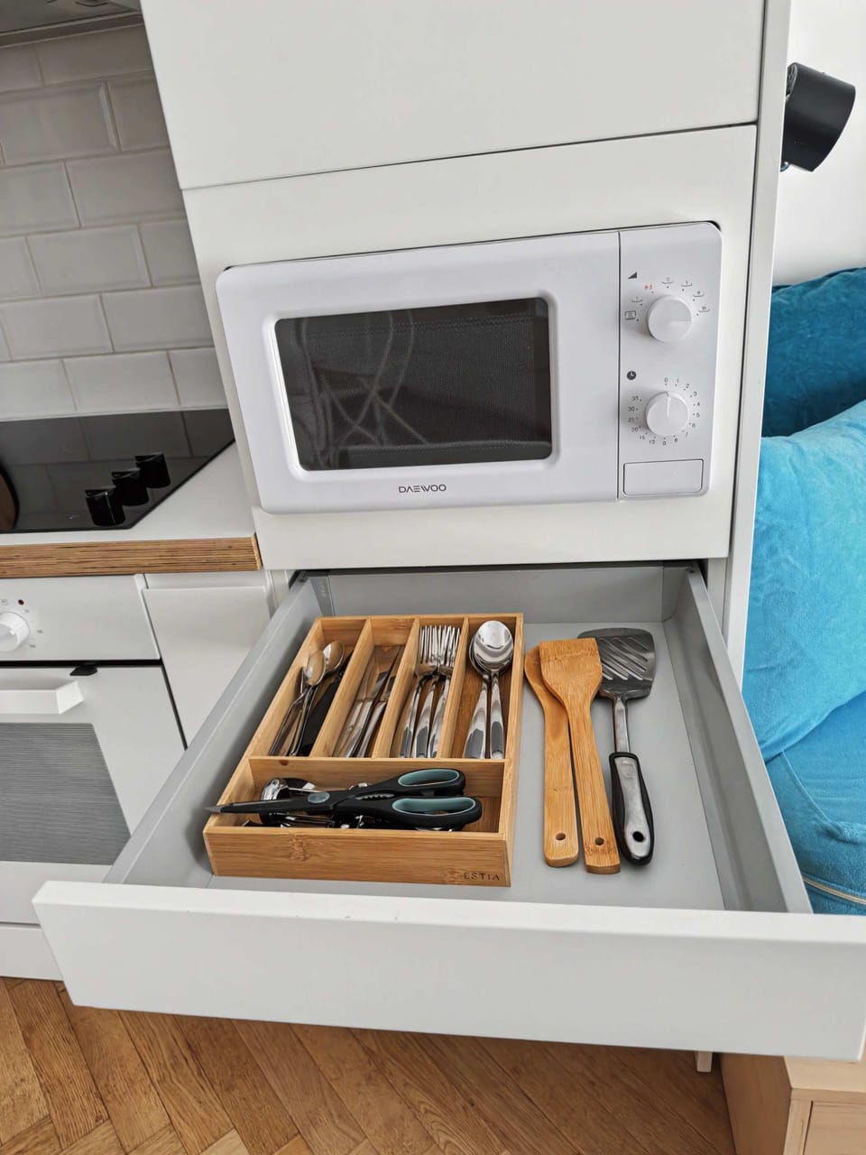Fully equipped kitchen featuring organized utensils and modern appliances, designed for convenience and ease. Every detail is thoughtfully arranged, offering guests a seamless cooking experience in a clean and elegant environment.