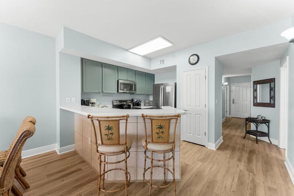 Eat-in kitchen bar seating