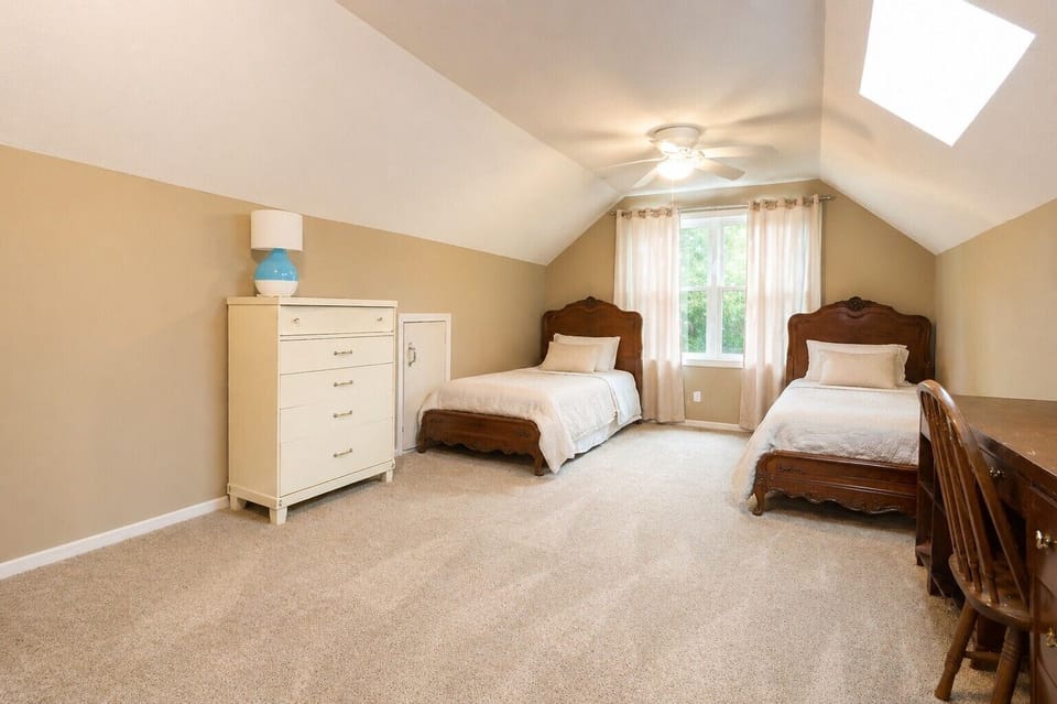 Large bedroom/bonus room with walk-in closet