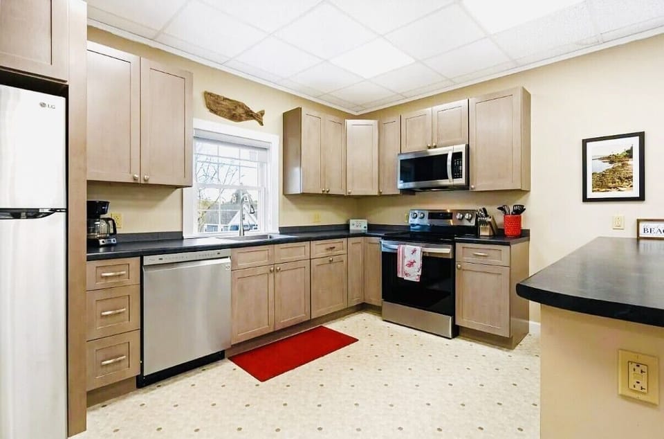 Fully Stocked Kitchen 🧑‍🍳🍷