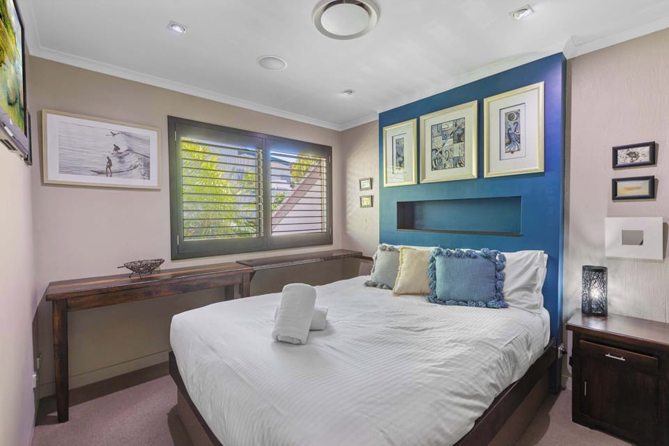 Second bedroom featuring two comfortable single beds