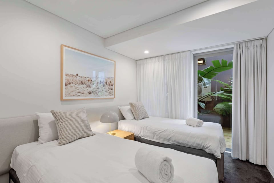 Perfect for children or friends, the third bedroom offers two single beds in a bright and welcoming setting.